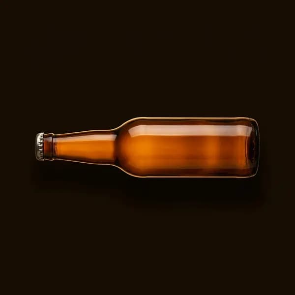 Bouteille de bière brune couchée sur fond sombre