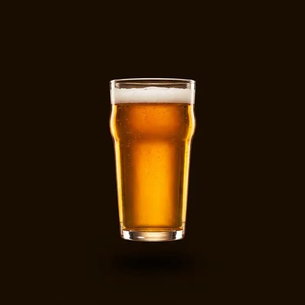Pinte de bière blonde sur fond sombre