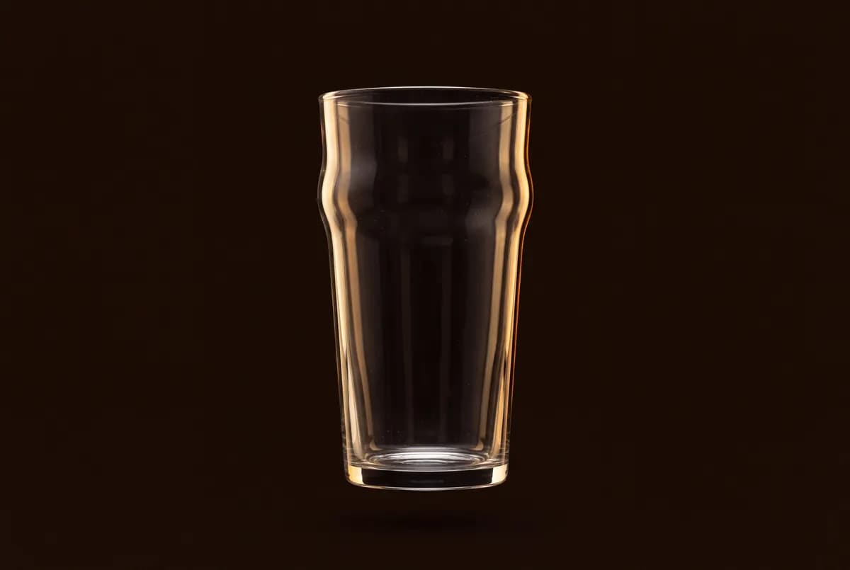 Verre pinte droit et vide.