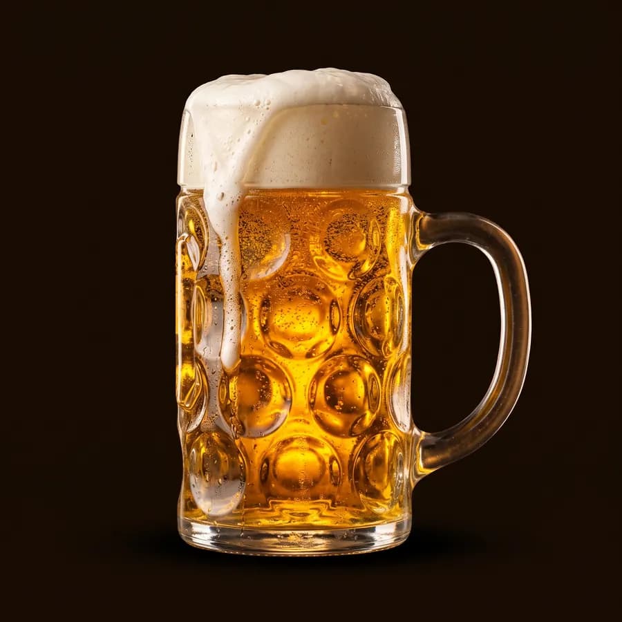 Chope de lager dorée à anse, débordant de mousse