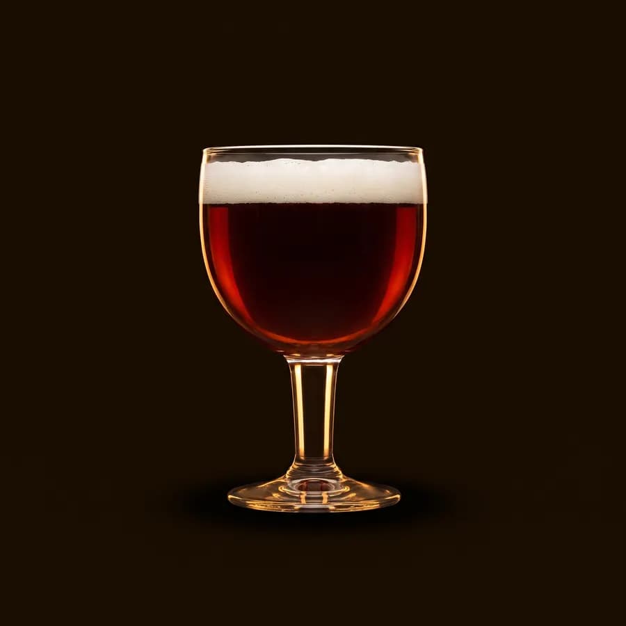 Calice de bière trappiste rubis sur fond sombre